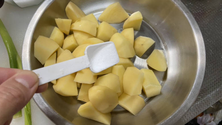 家常蒸排骨➕蒜蓉土豆蒸排骨,加少许食用，拌匀后铺在盘子底部