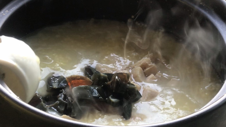 白菜豆腐皮蛋粥,约20分钟后，小米煮熟烂，汤汁也浓稠了，放入冻豆腐和皮蛋，拌匀煮沸