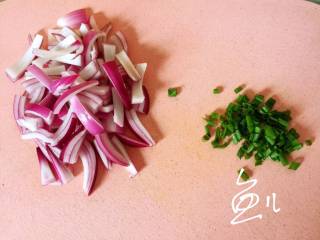 五花肉焖饭,煮饭的时候将洋葱切条，小葱切葱花