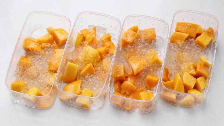 芒果芋圆烧仙草,取适量大小的容器，先在底部放芒果块和西米。