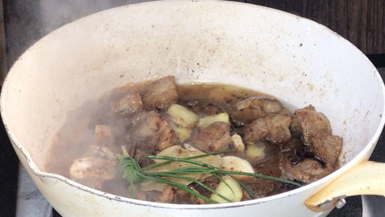 白萝卜炖猪肉,加入卤料、葱姜蒜和适量热水，煮沸后盖上锅盖炖煮20分钟