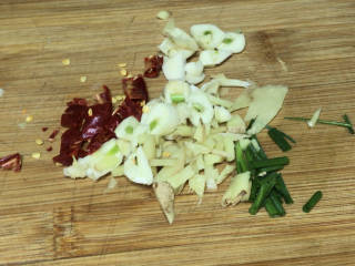 酸菜炖鲫鱼,备好葱姜蒜，和干红辣椒碎