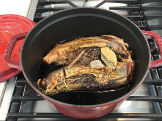 酱牛肉,第二天把牛腱拿出来连同浸泡的酱油一并放进铸铁锅中，各类香料和调料也一起放进去