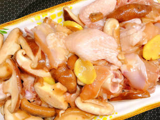 姜葱冬菇蒸滑鸡,腌制入味的鸡块放入盘中