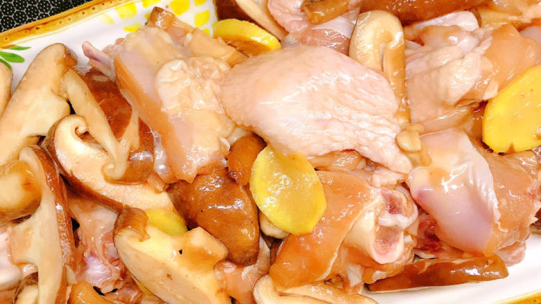 姜葱冬菇蒸滑鸡,腌制入味的鸡块放入盘中