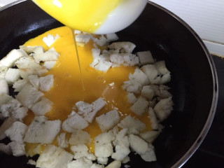 鸡蛋馍饼,倒入鸡蛋液