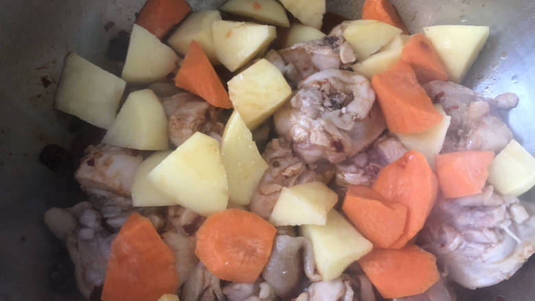大盘鸡拌面,鸡肉炒至变色出香味放入土豆胡萝卜。