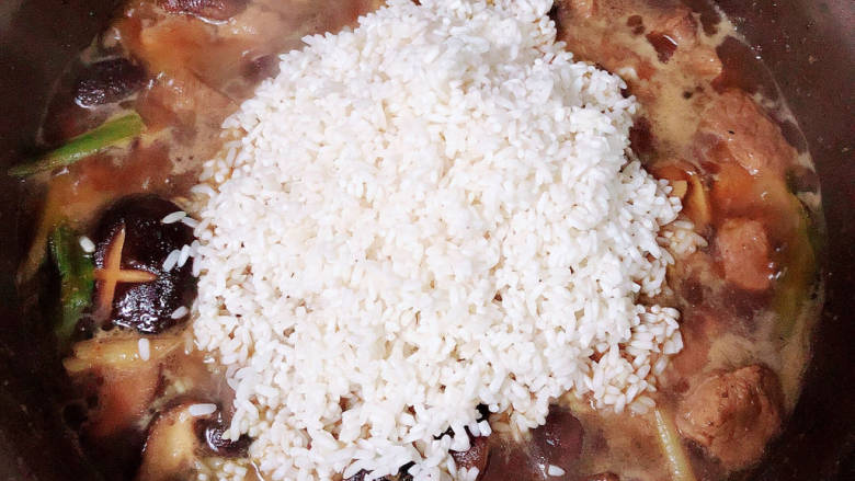 香菇板栗焖饭,加入大米，拌匀，盖盖儿，小火焖20-25分钟。