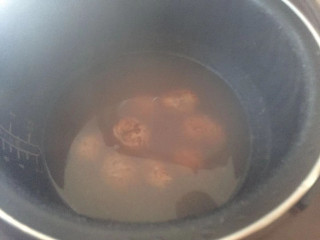 红薯栗子糖水,将板栗放入锅中加入适量水，煮7分钟左右