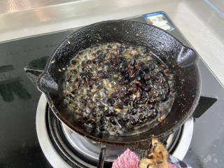 蒜蓉豆豉蒸排骨,豆豉沥干水分，热锅凉油，油可以多一点，油温热，下豆豉，小火煸香