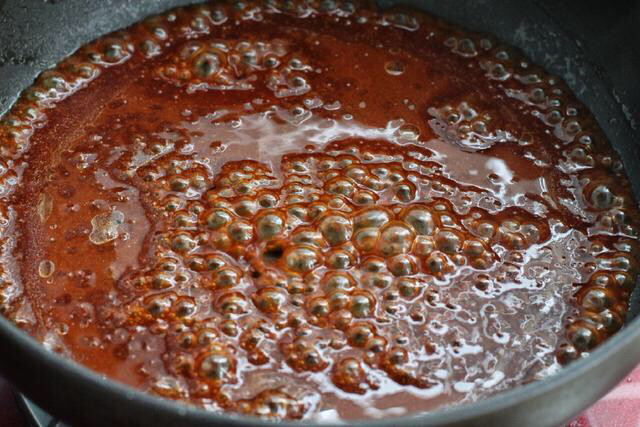 煎酿豆腐,锅中留少许底油，倒入调好的酱汁小火煮至粘稠冒泡状态。