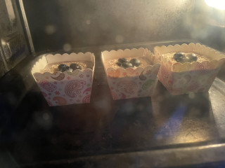 蓝莓酸奶马芬,烤箱预热180度，烤约30分钟左右。
