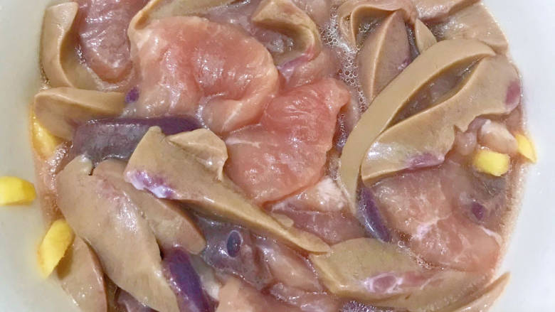 青菜猪肝汤,搅拌均匀，腌制10分钟