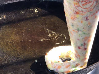 七彩虾环,平底锅热油，将虾糊挤入锅中成圈圈