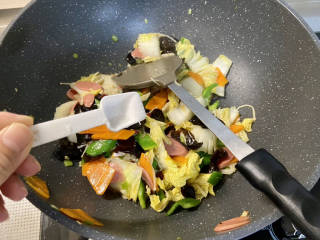 杂炒蔬菜,尝下咸淡，根据自己口味加入少许盐，翻炒均匀