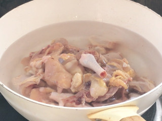 土豆香菇焖鸡,起锅注入适量清水，放入鸡肉大火煮开