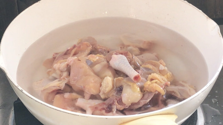 土豆香菇焖鸡,起锅注入适量清水，放入鸡肉大火煮开