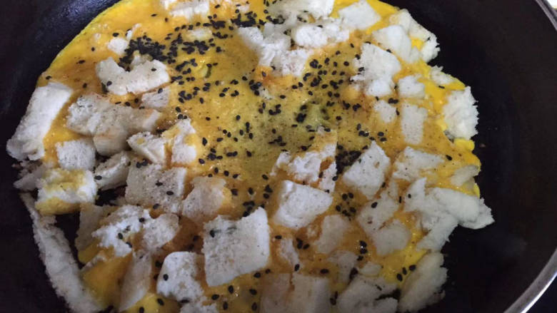 鸡蛋馍饼,煎至鸡蛋液凝固