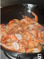 干锅基围虾,锅内多倒些油，烧至冒烟时，倒入虾炸至变色后起锅沥干油份；