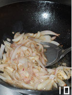 干锅基围虾,另起油锅，下入洋葱丝炒至透明；