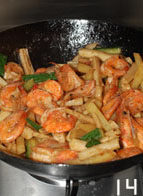 干锅基围虾,炒匀后，倒入虾翻炒至味道融合即可。