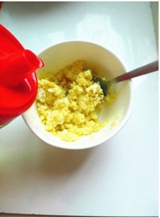 咸蛋黄花卷 ,将蛋黄中加少许食用油用小勺压成蛋黄颗粒；
