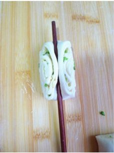 咸蛋黄花卷 ,用筷子在中心处用力压下，二侧的花纹就可呈现出来了；