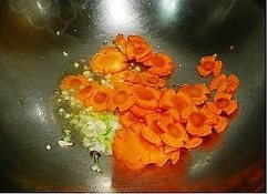 双孢菇炒西兰花,热锅入油，三成热时入葱蒜末煸出香味，下入胡萝卜片小火煸至变色；