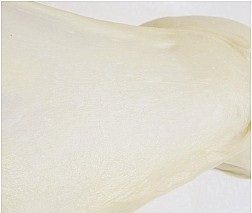 金枪鱼面包 ,用后油法将面包体材料加入到柏翠面包中，直至揉到能抻出大片薄膜的状态；