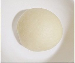 金枪鱼面包 ,收圆入盆盖保鲜膜于30度左右的温暖处发酵；