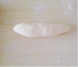 金枪鱼面包 ,自上而下卷起，接口处捏紧，整形成二头比较尖的橄榄形；