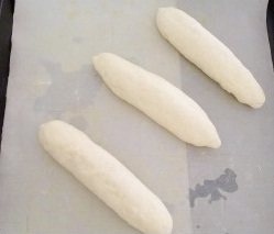金枪鱼面包 ,将面团放在烤盘上在35度左右的环境中再进行最后发酵；