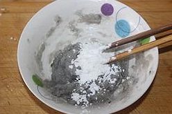 小米虾滑粥,再放入少许盐和干淀粉还是顺着原来的方向搅打均匀；