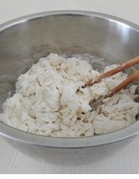 山西运城北相羊肉胡卜,用筷子把面粉和温水搅拌均匀，形成无干粉的湿性面絮；