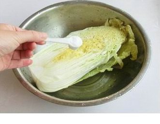 韩国泡菜,白菜去根，除外面的老叶子，洗净，横切开;