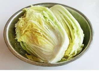 韩国泡菜,在盆内均匀的给白菜撒上盐，腌制12小时;（腌制时间与放入的盐多少来定，腌至<a style='color:red;display:inline-block;' href='/shicai/ 113'>大白菜</a>软为止）