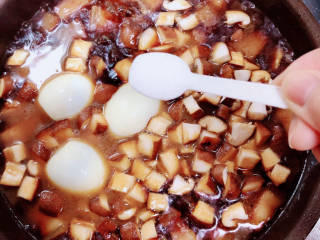 香菇卤肉饭,加入盐，盖盖儿继续慢炖20分钟。