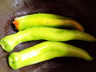 咸香鸡,高压锅中放入几根辣椒。