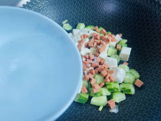 黄瓜烧豆腐,加入1小碗热水