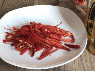 红椒炒韭菜,红辣椒去蒂去籽后，切成细丝备用
