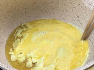 口蘑蛋卤面,起锅热油，倒入蛋液炒熟，捞出备用
