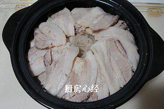 砂锅白肉,再将肉片放入汤中煮开后片刻，捞出码好。