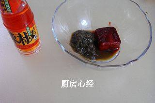砂锅白肉,调汁：三份酱豆腐；二份韭菜花；一份辣椒油拌匀即可。