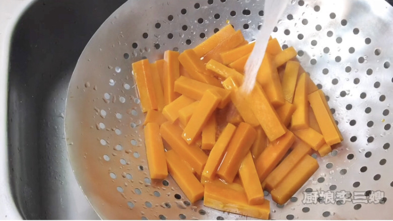 香甜酥脆的蛋黄焗南瓜制作方法,煮好的南瓜捞出来用凉水冲凉并沥干水分