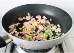 豆香蟹柳蛋羹,锅中放入少许油，下蟹味菇、杏鲍菇粒煸炒；