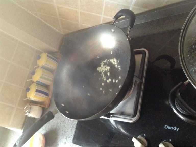 秋葵炒鸡蛋,锅中到油，油热将蒜丁倒入煸炒出香味