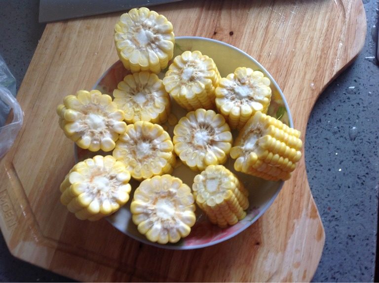 冬瓜海带玉米籽排汤,玉米切段备用
