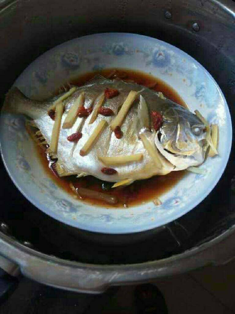 清蒸金鲳鱼,在放进蒸锅里盖上盖子蒸10分钟就可以了。