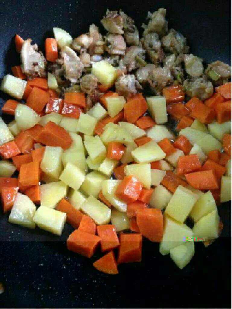 咖喱鸡块饭,等鸡块炒变色后放到锅的另一边，在把胡萝卜和土豆放进去。