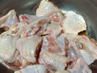 板栗烧鸡翅,鸡翅中切块洗净倒入料酒和生抽腌十分钟